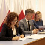 Podpisanie umów na realizację przez organizacje pozarządowe działań z zakresu pomocy społecznej. Na zdjęciu (od lewej): Agata Wojtyszek - wojewoda świętokrzyski i Krzysztof Słoń - senator RP / Marzena Mąkosa / Radio Kielce