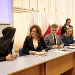 Podpisanie umów na realizację przez organizacje pozarządowe działań z zakresu pomocy społecznej / Marzena Mąkosa / Radio Kielce