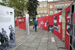 Wystawa planszowa IPN "Powstała by żyć" na placu Wolności / Marzena Mąkosa / Radio Kielce