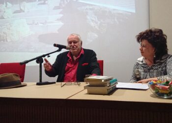 Spotkanie w bibliotece UJK. Na zdjęciu: Jan Nowicki, profesor Marzena Marczewska. / Dorota Klusek / Radio Kielce