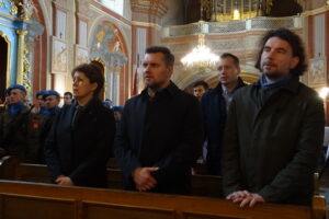 Od lewej: dyrektor LO im. Bartosza Głowackiego Małgorzata Szczepańska, zastępca burmistrza Opatowa Marcin Słapek, pracownik UMiG w Opatowie Jarosław Czub / Emilia Sitarska / Radio Kielce