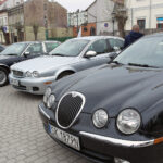 Opatów. Rajd Ziemi Sandomierskiej. Jaguary na Rynku / Emilia Sitarska / Radio Kielce