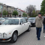 Opatów. Rajd Ziemi Sandomierskiej. Jaguary na Rynku / Emilia Sitarska / Radio Kielce