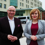 Opatów. Konferencja prasowa przed szpitalem. Na zdjęciu Anna Krupka, wiceminister sportu i turystyki oraz Tomasz Staniek, starosta opatowski / Emilia Sitarska / Radio Kielce