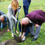 Opatów. Piknik enologiczny i otwarcie pierwszej w regionie miejskiej winnicy. Na zdjęciu Anna Krupka - wiceminister sportu i Tomasz Staniek - starosta opatowski / Emilia Sitarska / Radio Kielce