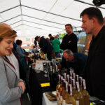 Opatów. Piknik enologiczny i otwarcie pierwszej w regionie miejskiej winnicy. Na zdjęciu z lewej Anna Krupka, wiceminister sportu / Emilia Sitarska / Radio Kielce