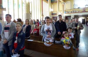 Ostrowiec Świętokrzyski. Święcenie pokarmów w Sanktuarium Najświętszej Maryi Panny Saletyńskiej / Emilia Sitarska / Radio Kielce