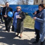 Sandomierz. Obchody Światowego Dnia Świadomości Autyzmu. Na zdjęciu (od lewej): ks. Bogusław Pitucha - dyrektor Caritas Diecezji Sandomierskiej, wicedyrektor Ośrodka Radość Życia Maria Butkowska i nauczycielka Anna Swatek / Grażyna Szlęzak - Wójcik / Radio Kielce