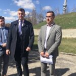 Przed jednym ze zbiorników wodnych. Od lewej Piotr Sołtyk - prezes PGKIM , Marcin Marzec - burmistrz Sandomierza i Piotr Chojnacki - zastępca kierownika Zakładu Wodociągów i Kanalizacji / Grażyna Szlęzak-Wójcik / Radio Kielce