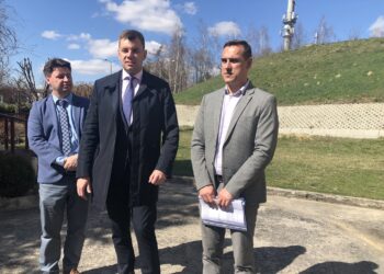 Przed jednym ze zbiorników wodnych. Od lewej Piotr Sołtyk - prezes PGKIM , Marcin Marzec - burmistrz Sandomierza i Piotr Chojnacki - zastępca kierownika Zakładu Wodociągów i Kanalizacji / Grażyna Szlęzak-Wójcik / Radio Kielce