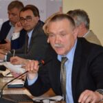 Sesja Rady Powiatu w Ostrowcu Świętokrzyskim. Na zdjęciu: Piotr Maj, przewodniczący komisji rewizyjnej / Emilia Sitarska / Radio Kielce