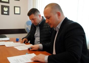 Podpisanie umowy za modernizację świetlicy wiejskiej w Łysakowie pod Lasem. Na zdjęciu (od lewej): Maciej Ławik - firma "TIS" i burmistrz Marcin Piszczek / Ewa Pociejowska - Gawęda / Radio Kielce