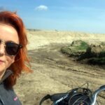 Rowerowa majówka z Radiem Kielce - Żółty szlak rowerowy dookoła Sandomierza "Sandomierskie krajobrazy". Na zdjęciu: Grażyna Szlęzak - Wójcik i wał wiślany w Koćmierzowi / Radio Kielce