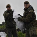 WOT uszczelnia i podnosi wały przeciwpowodziowe wzdłuż Wisły / 10. Świętokrzyska Brygada Obrony Terytorialnej