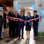 Opatów. Otwarcie placówki Wojewódzkiego Funduszu Ochrony Środowiska i Gospodarki Wodnej. Na zdjęciu (od lewej): Grzegorz Gajewski - burmistrz Opatowa, Małgorzata Jalowska - wicestarosta opatowski, Grzegorz Socha - zastępca prezesa zarządu WFOŚiGW w Kielcach, Tomasz Staniek - starosta opatowski, Ryszard Gliwiński - prezes zarządu Wojewódzkiego Funduszu Ochrony Środowiska i Gospodarki Wodnej w Kielcach, Anna Krupka - wiceminister sportu i turystyki, Anna Paluch - przedstawiciel wojewody / Emilia Sitarska / Radio Kielce