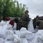 Wojska Obrony Terytorialnej uszczelniają i podnoszą wały przeciwpowodziowe wzdłuż Wisły / Grażyna Szlęzak-Wójcik / Radio Kielce