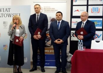 Ożarów. Konferencja dotycząca inteligentnych specjalizacji. Na zdjęciu (od lewej): dr Izabela Zaborowska - rektor WSBiP w Ostrowcu, prof. Grzegorz Masłowski - prorektor ds. kształcenia Politechniki Rzeszowskiej, Marcin Stańczyk - dyrektor Zespołu Szkół w Ożarowie im. Marii Skłodowskiej-Curie i Tomasz Staniek - starosta opatowski / Emilia Sitarska / Radio Kielce