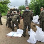 Wojska Obrony Terytorialnej uszczelniają i podnoszą wały przeciwpowodziowe wzdłuż Wisły / Grażyna Szlęzak-Wójcik / Radio Kielce