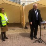 Klimontów. Pikieta ws. obwodnicy. Na zdjęciu (od lewej): Anna Nadgrodkiewicz - liderka demonstracji i Ryszard Bień - były wójt Klimontowa / Grażyna Szlęzak - Wójcik / Radio Kielce