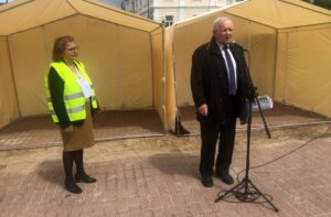 Klimontów. Pikieta ws. obwodnicy. Na zdjęciu (od lewej): Anna Nadgrodkiewicz - liderka demonstracji i Ryszard Bień - były wójt Klimontowa / Grażyna Szlęzak - Wójcik / Radio Kielce