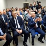 Ożarów. Konferencja dotycząca inteligentnych specjalizacji. Na zdjęciu (od lewej): Paweł Rędziak - zastępca burmistrza Ożarowa, prof. Grzegorz Masłowski - prorektor ds. kształcenia Politechniki Rzeszowskiej, Marek Surowiec - dyrektor ds. strategii i senator Jarosław Rusiecki / Emilia Sitarska / Radio Kielce