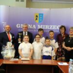 Mirzec. Podpisanie umów na dofinansowanie wyposażenia szkół i obiektów sportowych / swietokrzyskie.pro