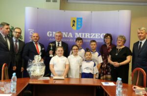 Mirzec. Podpisanie umów na dofinansowanie wyposażenia szkół i obiektów sportowych / swietokrzyskie.pro