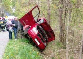 Wypadek busa na drodze między miejscowościami Gostków i Ubyszów / Komenda Powiatowa Policji w Skarżysku-Kamiennej