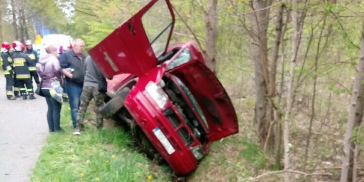 Wypadek busa na drodze między miejscowościami Gostków i Ubyszów / Komenda Powiatowa Policji w Skarżysku-Kamiennej