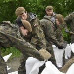 WOT uszczelnia i podnosi wały przeciwpowodziowe wzdłuż Wisły / 10. Świętokrzyska Brygada Obrony Terytorialnej