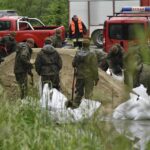 WOT uszczelnia i podnosi wały przeciwpowodziowe wzdłuż Wisły / 10. Świętokrzyska Brygada Obrony Terytorialnej