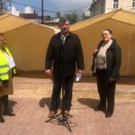 Klimontów. Pikieta ws. obwodnicy. Na zdjęciu (od lewej): Anna Nadgrodkiewicz - liderka demonstracji, Zbigniew Frejlich i Maria Barańska / Grażyna Szlęzak - Wójcik / Radio Kielce