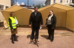 Klimontów. Pikieta ws. obwodnicy. Na zdjęciu (od lewej): Anna Nadgrodkiewicz - liderka demonstracji, Zbigniew Frejlich i Maria Barańska / Grażyna Szlęzak - Wójcik / Radio Kielce