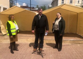 Klimontów. Pikieta ws. obwodnicy. Na zdjęciu (od lewej): Anna Nadgrodkiewicz - liderka demonstracji, Zbigniew Frejlich i Maria Barańska / Grażyna Szlęzak - Wójcik / Radio Kielce