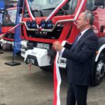 Przekazanie nowego wozu strażackiego dla firmy Elpoż. Na zdjęciu, od lewej: Anna Krupka - wiceminister sportu i turystyki Anna Krupka i Lech Żak - prezes Enei Połaniec / Grażyna-Szlęzak-Wójcik / Radio Kielce