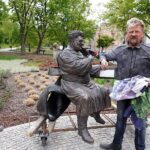 Ławeczka Andrzeja Koziei / Jarosław Kubalski / Radio Kielce