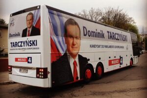 „Tarczobus”, czyli specjalny autokar wyborczy Dominika Tarczyńskiego / Dominik Tarczyński / facebook