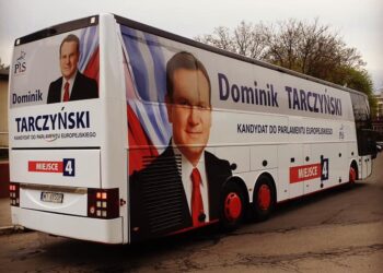 „Tarczobus”, czyli  specjalny autokar wyborczy Dominika Tarczyńskiego / Dominik Tarczyński / facebook