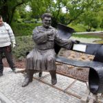 Ławeczka Andrzeja Koziei / Jarosław Kubalski / Radio Kielce