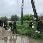 Wojska Obrony Terytorialnej uszczelniają i podnoszą wały przeciwpowodziowe wzdłuż Wisły / Grażyna Szlęzak-Wójcik / Radio Kielce