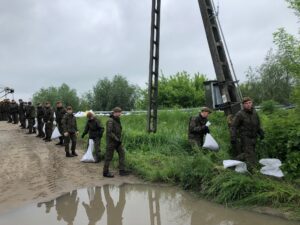 Wojska Obrony Terytorialnej uszczelniają i podnoszą wały przeciwpowodziowe wzdłuż Wisły / Grażyna Szlęzak-Wójcik / Radio Kielce