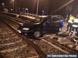 Ludynia. Auto utknęło ma przejeździe drogowo-kolejowym / Policja