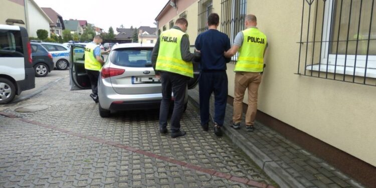 Zatrzymanie mężczyzny podejrzewanego o atak na policjantów / KPP Busko-Zdrój