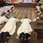 Święcenia diakonatu. Akt prostracji podczas Litanii do Wszystkich Świętych / Marlena Płaska / Radio Kielce