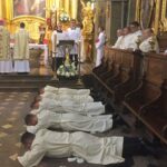 Święcenia diakonatu. Akt prostracji podczas Litanii do Wszystkich Świętych / Marlena Płaska / Radio Kielce