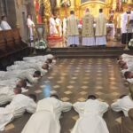 Święcenia diakonatu. Akt prostracji podczas Litanii do Wszystkich Świętych / Marlena Płaska / Radio Kielce