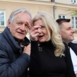 Sandomierz. Festiwal Filmów - Spotkań Niezwykłych. Odsłonięcie ławeczek Anny Dymnej i Janusza Kondratiuka. Na zdjęciu: Andrzej Seweryn i Katarzyna Kubacka-Seweryn / Stanisław Blinstrub / Radio Kielce