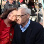 Sandomierz. Festiwal Filmów - Spotkań Niezwykłych. Odsłonięcie ławeczek Anny Dymnej i Janusza Kondratiuka. Na zdjęciu: Anna Dymna i Janusz Kondratiuk / Stanisław Blinstrub / Radio Kielce