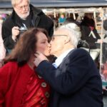 Sandomierz. Festiwal Filmów - Spotkań Niezwykłych. Odsłonięcie ławeczek Anny Dymnej i Janusza Kondratiuka. Na zdjęciu: Anna Dymna i Janusz Kondratiuk / Stanisław Blinstrub / Radio Kielce