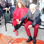 Sandomierz. Festiwal Filmów - Spotkań Niezwykłych. Odsłonięcie ławeczek Anny Dymnej i Janusza Kondratiuka. Na zdjęciu: Anna Dymna i Janusz Kondratiuk / Stanisław Blinstrub / Radio Kielce